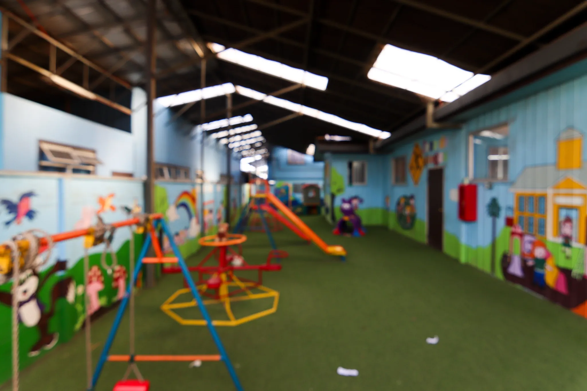 Juegos infantiles en el patio techado