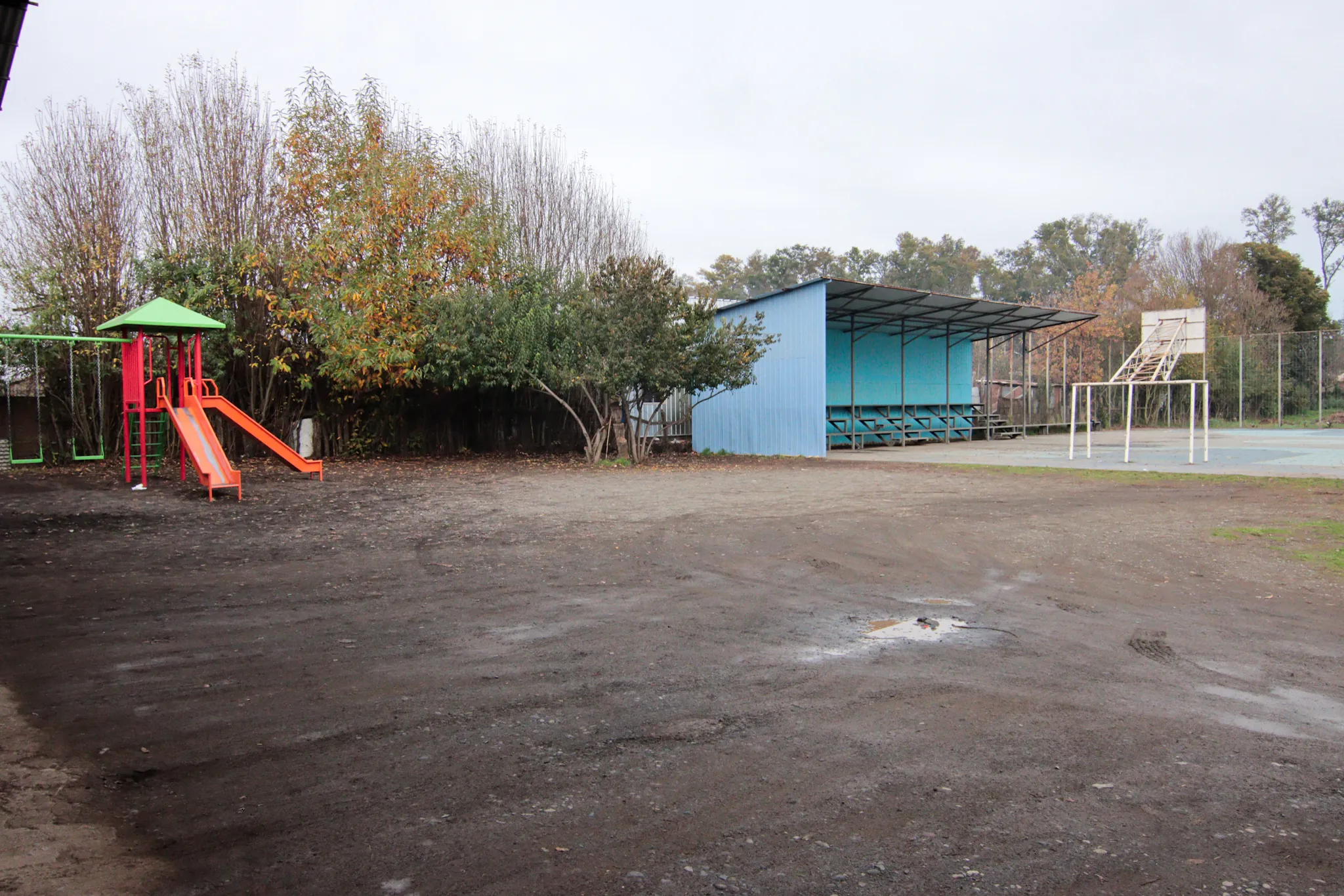Patio exterior y edificio de la escuela