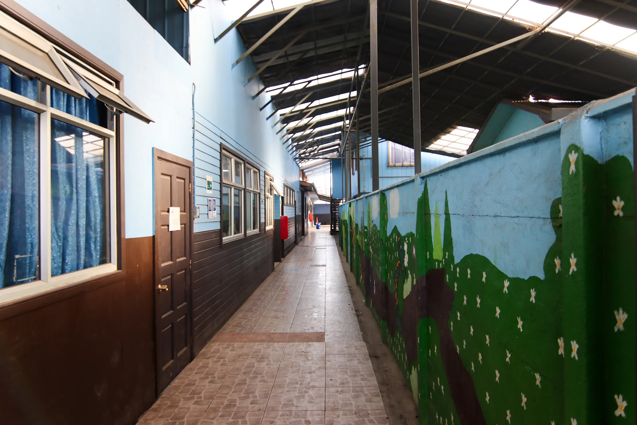 Pasillo con murales pintados