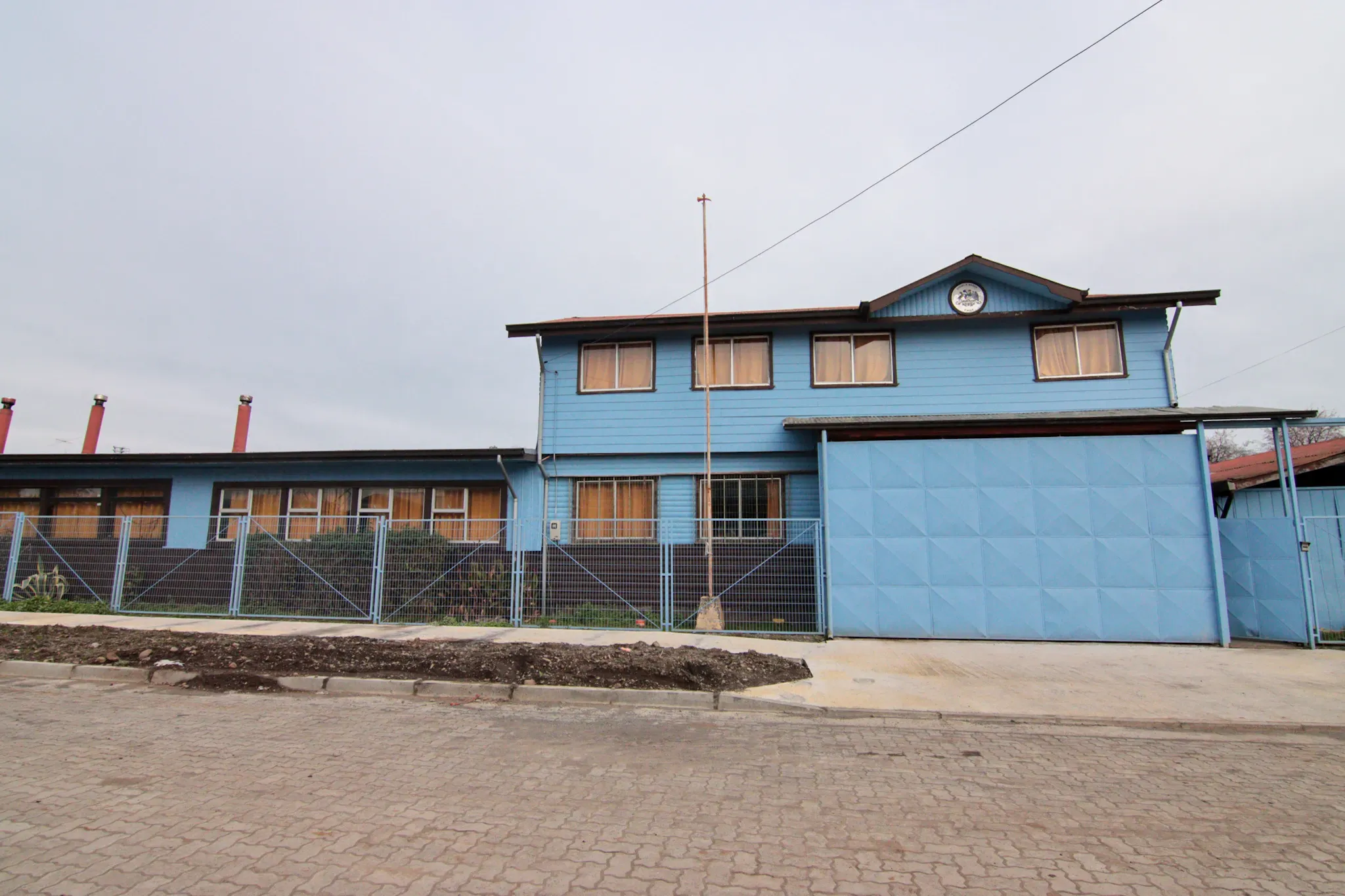 Edificio principal de la escuela, de color celeste